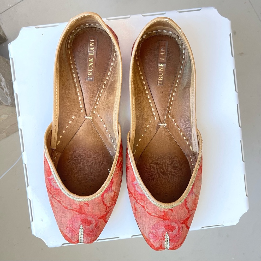 Trunk Lane Tabi Toe gold trim Slippers size 41